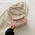 Schicke rosa Satteltasche mit silberner Schmetterlingsschnalle und Lederriemen - Rosa