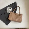Grand sac cabas minimaliste marron clair en simili cuir avec boucles latérales - Kaki