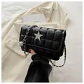 Schicke schwarze Stepptasche mit funkelndem Strassstern und silberner Gliederkette - Schwarz