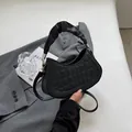 Bolso medialuna negro con relieve de cuadros y asa fruncida elegante para mujer - Negro