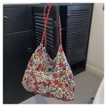 Détail du sac cabas en toile fleurie avec anse en corde rouge et écusson Sunshine - Style 1 (Floral Multicolore)