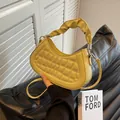Bolso de media luna acolchado amarillo brillante con asa rizada y bandolera - Amarillo