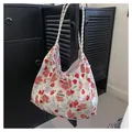 Détail du sac cabas en toile à fleurs avec des poignées en corde noires et blanches - Style 4 (Petit Floral Rose)
