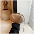 Elegante champagnerfarbene Pailletten-Abendtasche mit Schleifenverschluss und Kette - Gold