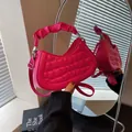 Elegante bolso de mano rojo rosa con textura acolchada y asa suave fruncida - rosa intenso