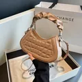 Bolso bandolera beige con textura acolchada y asa rizada estilo nube suave - Caqui