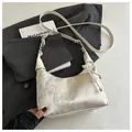 Elegante borsa hobo in seta avorio con ricamo tradizionale cinese e finitura satinata lucida - Bianco