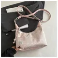Borsa a spalla rosa in jacquard con trama in seta cinese e dettaglio coulisse con perline - Rosa