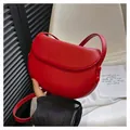 Sacoche selle rouge classique avec couvercle à cordon et finition cuir minimaliste - Rouge