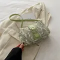 Borsa a tracolla in tweed verde chiaro con frange e chiusura con fibbia in pelle - Verde