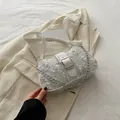Borsa a spalla in tweed bianco con catena d'argento e fibbia su sfondo minimale - Bianco
