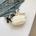 Sac banane matelassé blanc avec texture bouffante moderne et large bandoulière - Blanc