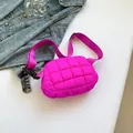 Sac banane matelassé rose fluo avec coutures à carreaux et large bandoulière tissée - Rose rouge
