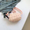 Sac banane matelassé rose clair avec sangle réglable et motif à carreaux élégant - Rose