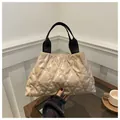 Sac fourre-tout beige matelassé avec anses en toile noire, design chic et minimaliste - Kaki