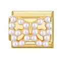 Goldenes Edelstahl-Charm-Modul mit einem filigranen Schmetterling aus weißen Perlen - Perlenschleife