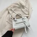 Modieuze witte glanzende handtas met lange kwastjes en zilveren hardware - Wit