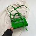 Chique groene glanzende crossbody tas met franje rits en dubbele handvatten op blazer - Groen