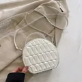 Borsa a tracolla semicircolare bianca minimalista con trama geometrica e dettagli dorati - Bianco