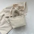 Bolso bombonera minimalista beige con textura popcorn y correa de hombro ajustable - Blanco