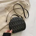 Borsa a tracolla semicerchio nera con goffratura geometrica e dettagli metallici oro - Nero