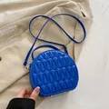 Borsa a tracolla circolare blu reale con trapuntatura 3D e finiture dorate - Blu