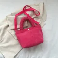 Bolso tipo cubo de pana fucsia con textura de rejilla y correa ajustable de tela - Rosa rojo