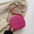 Borsa a tracolla rotonda magenta trapuntata con motivo geometrico e dettagli dorati - Rosa