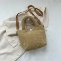 Bolso tipo cubo caqui de gran capacidad con botón blanco y correa marrón ajustable - Caqui