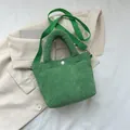 Bolso cubo verde brillante de pana con asas de mano y correa de hombro ajustable - Verde