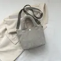 Bolso tipo cubo gris claro con textura de gofre y correa ajustable de estilo minimal - Gris claro