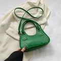 Borsa a mano verde erba in pelle PU con borchie dorate e tracolla regolabile da donna - Verde