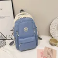 Detailansicht des himmelblauen Oxford-Stoffrucksacks mit mehreren Reißverschlusstaschen - Blau