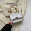 Mini sac bandoulière blanc à texture crocodile et chaîne dorée sur veste tweed - Blanc