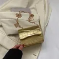Petit sac à bandoulière doré avec motif crocodile et chaîne en métal élégante - Doré