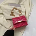 Petit sac bandoulière rose à motif crocodile avec chaîne dorée et boucle métal - Rose Rouge