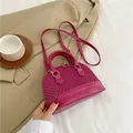 Sac à main magenta en forme de coquillage avec texture et bandoulière amovible - Rose rouge
