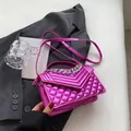 Sac à bandoulière matelassé rose vif brillant avec chaîne argentée et sangle - Rose rouge