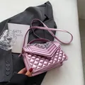 Sac bandoulière rose métallisé matelassé avec chaîne argentée et rabat - Rose