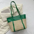 Minimalistische grün-beige Stroh-Patchwork-Tragetasche für den Sommerurlaub - Grün