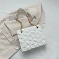 Borsa a tracolla bianca trapuntata con motivi geometrici e catena dorata di lusso - Bianco