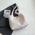 Borsa hobo beige con pieghe a nuvola e trama trapuntata con grande capacità pendolare - Bianco