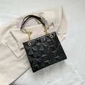 Borsa a spalla in pelle verniciata nera lucida con rilievo 3D e catena dorata - Nero