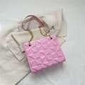 Borsa a tracolla in pelle verniciata rosa con trapuntatura a rombi e catena dorata - Viola