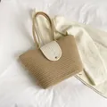 Braune gewebte Tasche mit beige strukturierter Klappe und goldenem Schnallenverschluss - Tragetasche Und Halstuch Stil / Khaki