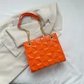 Borsa a tracolla arancione vivace in pelle verniciata con trapuntatura e catena d'oro - Arancione