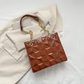Sac fourre-tout marron à motif géométrique 3D avec bandoulière chaîne dorée - Marron