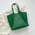 Bolso tote grande minimalista en verde esmeralda de piel sintética con asas finas - Verde