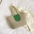 Stroh-Stofftasche in Hellbraun mit grünem Überschlag und goldener Schnalle für Damen - Tragetasche Und Halstuch Stil / Grün