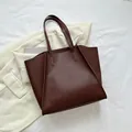 Bolso tote grande minimalista de cuero marrón oscuro para oficina y uso diario - Marrón